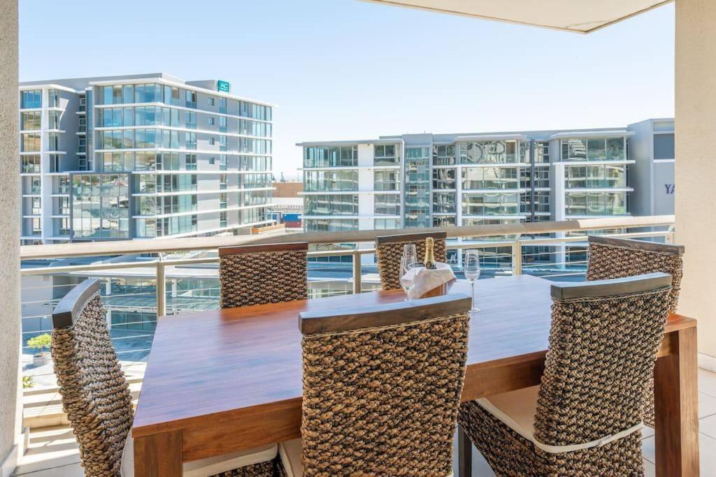 Canal Quays 70h Apartment *